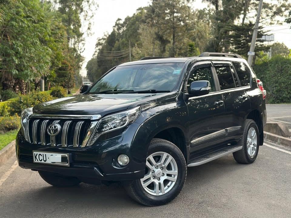 L.Cruiser prado 2014 model 3000cc diesel automatic with 4wd optional knob ,seven seater black leather seats with electri
